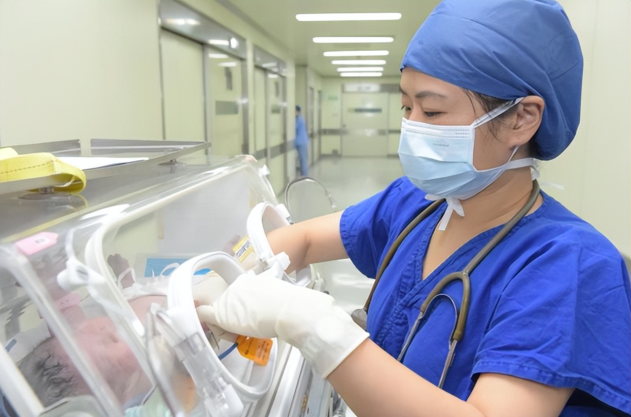 “高颜值女婴”火了，靠容貌征服网友，护士感慨：我也头一回见