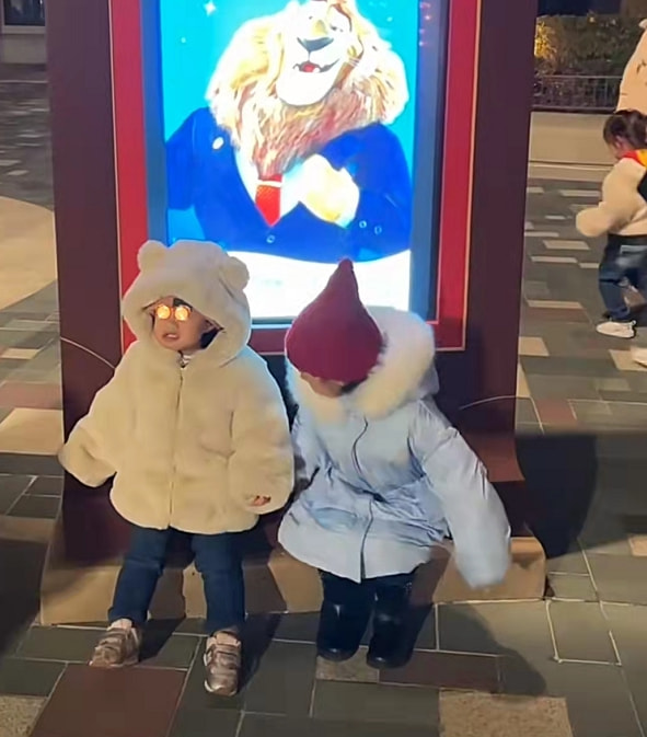 张子萱与老公高调放闪，陈赫当众上演捏脸杀，不惧争议越来越甜