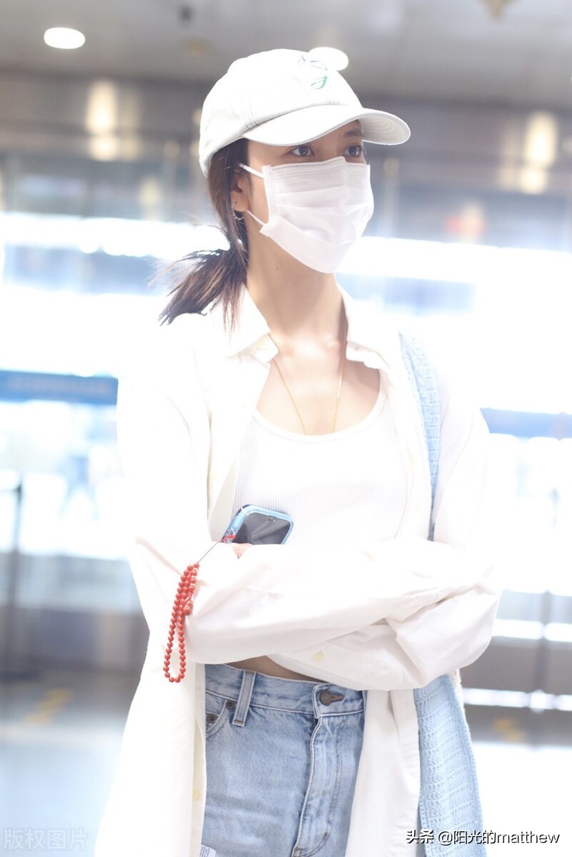 宋妍霏白色外套牛仔裤现身机场，秀马甲线身材好