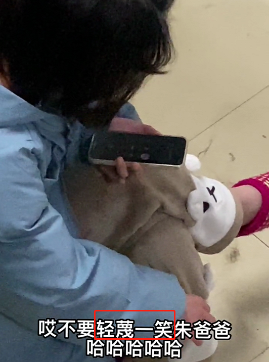 重庆一女大学生考试前夜，打电话认干爹，老师轻蔑一笑：好好复习