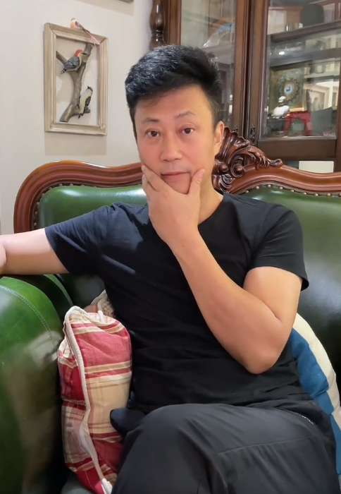 耿为华和已经留学在外的女儿通电话—— 来自老父亲的关爱
