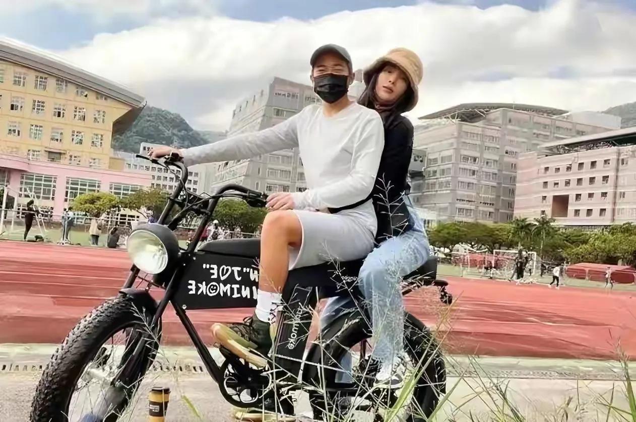 曹格老婆吴速玲，分享自己带孩子们，在海滩上游玩的照片。好美