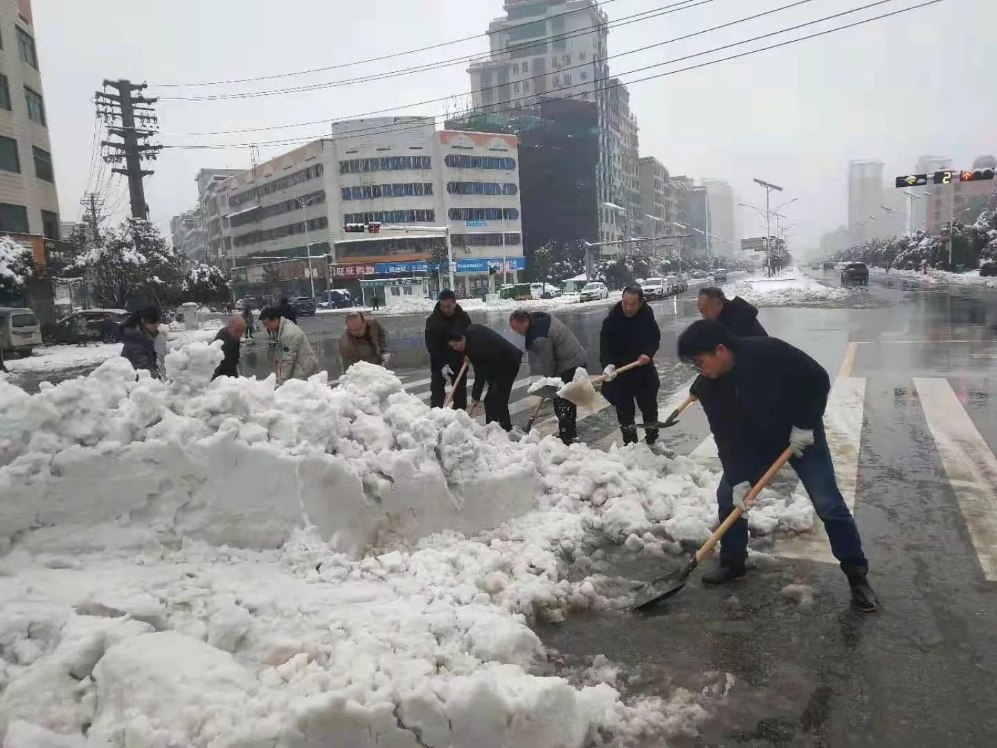 以“雪”为令动起来—湖南武冈市人社局“红马甲”清扫积雪暖人心
