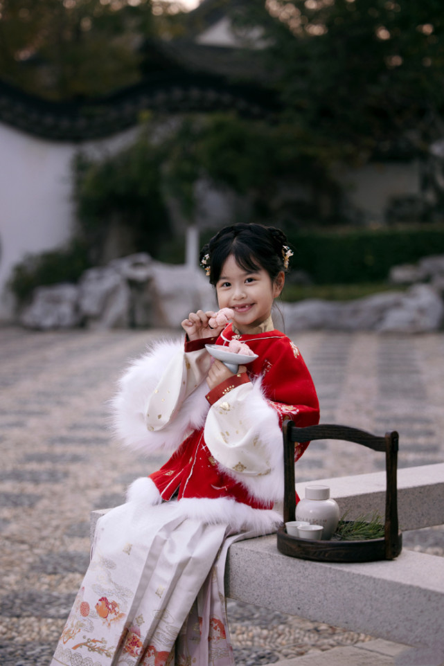 包文婧晒母女古风写真庆元旦，饺子变豁牙小萌妹，越长大越好看