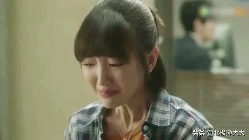 毛晓彤：曾被父亲抛弃扔进垃圾桶，成名后父亲向她要5000万赡养费