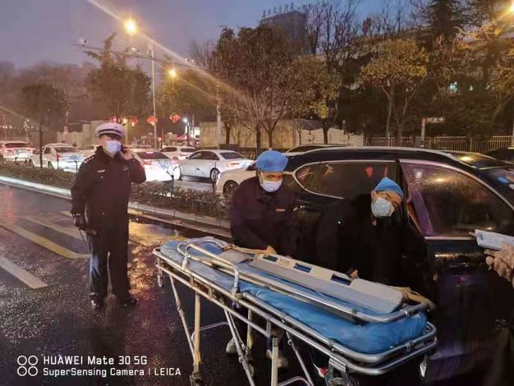 西安碑林交警｜大队干部晚高峰巡逻执勤 紧急救助昏厥司机送医