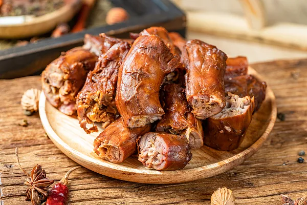 卤味江湖内卷，“鸭脖第一股”煌上煌该急了