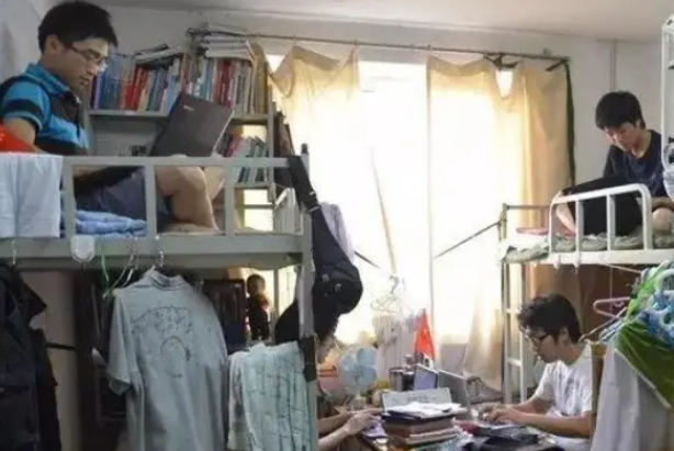 大学里的新型攀比火了，看到男生寝室现状，女生表示不可思议