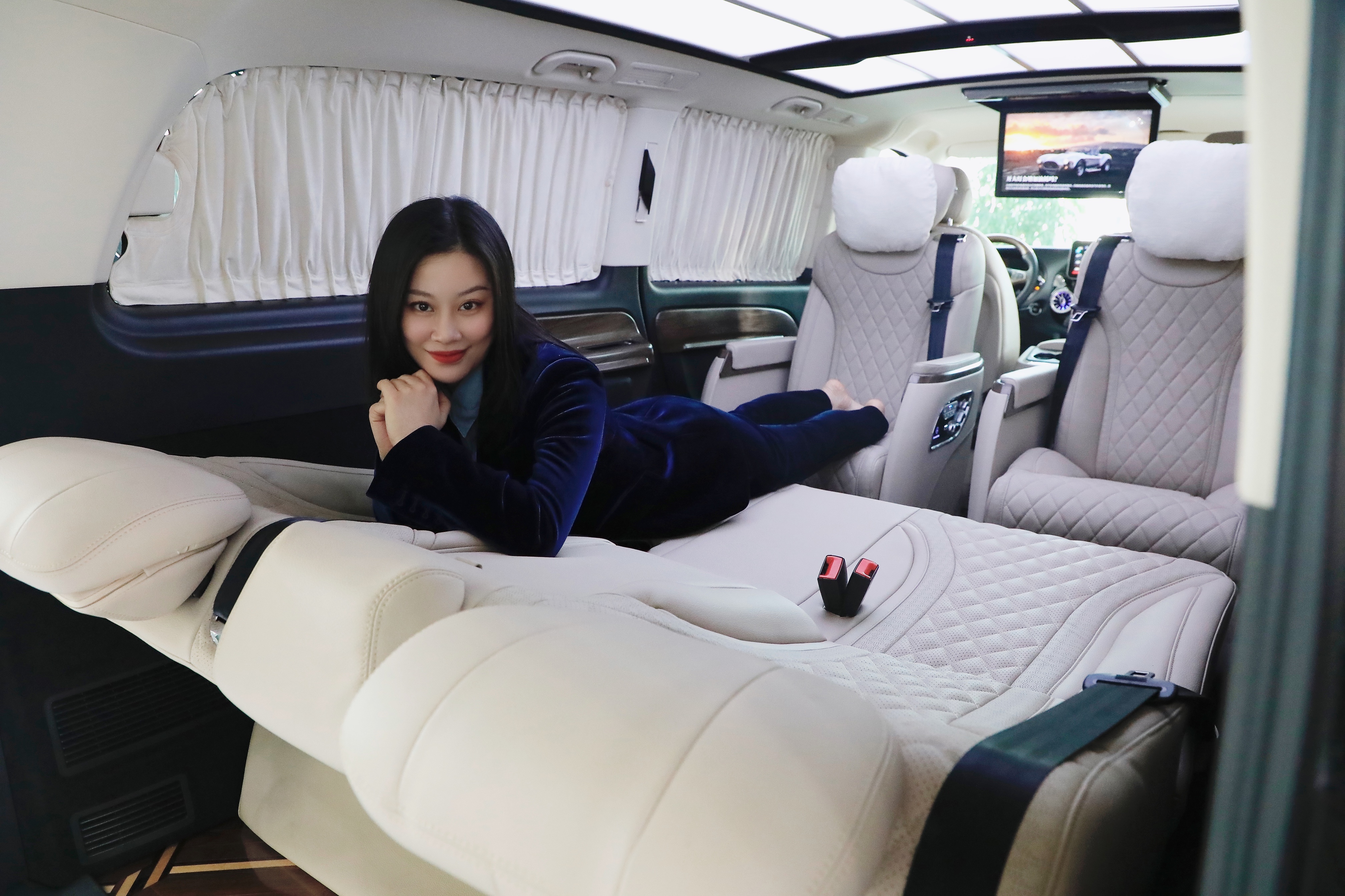 40多万的奔驰保姆车!迈巴赫风格内饰太奢华,配置竟不输埃尔法?