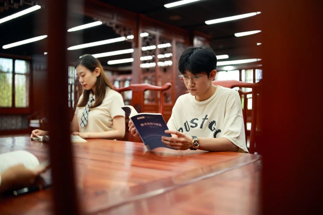 “面朝”大海，坐拥网红咖啡馆！大连一高校“精致生活”曝光，网友：太羡慕！