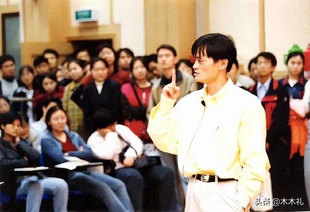马云24岁大学毕业，在大学教英语6年，30岁创立海博翻译社