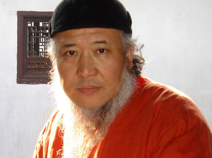 2011年，53岁画家杨彦娶21岁非洲学生，老来得子后为何剃度出家？