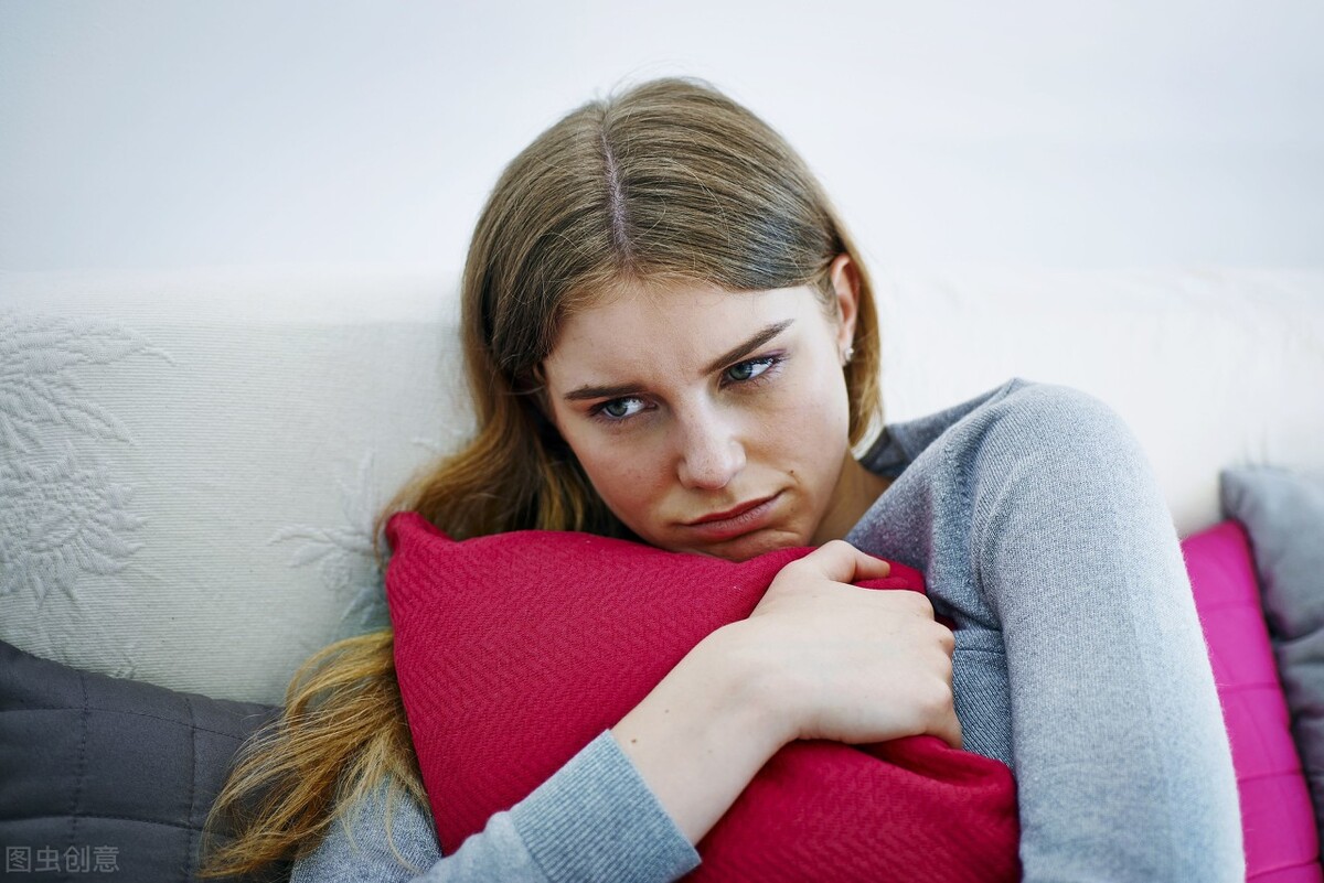 太过于顾及别人的感受)常见临床表现:神情抑郁,情感脆弱,烦闷不乐,以