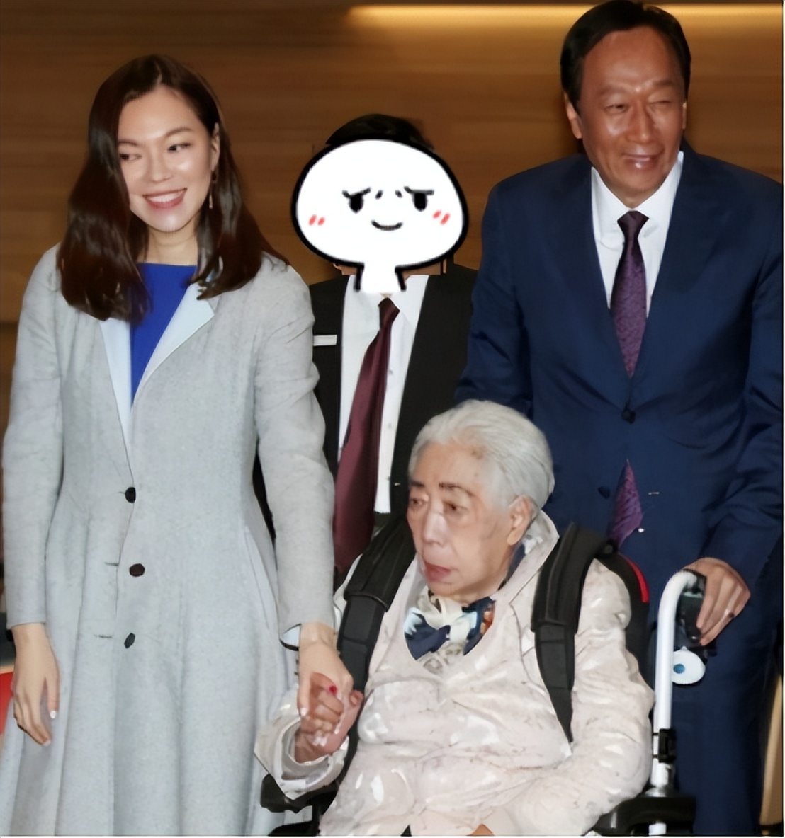 34岁当富士康老板娘，6年3胎稳当百亿豪门阔太，曾馨莹凭什么？