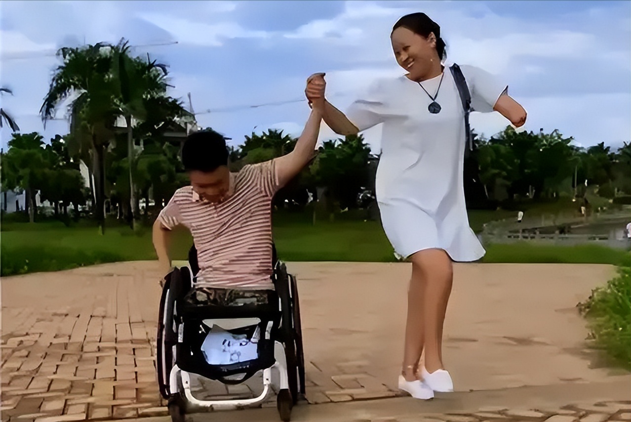 无腿丈夫出轨女粉丝，断臂妻子带孩子回老家，2年后结果大快人心