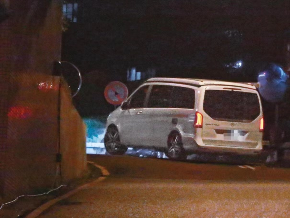 邱泽许玮甯闪婚后首度甜蜜同框，与好友拥抱告别后同返爱巢