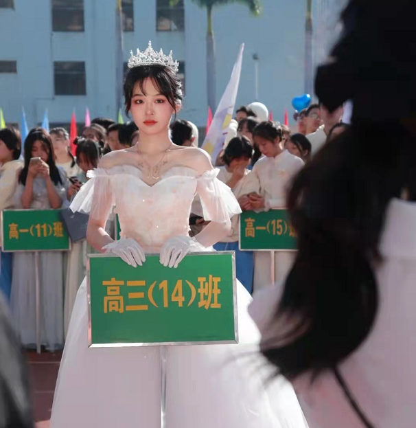 高三女生运动会“举牌”火了，颜值不输大牌明星，评论区酸气十足