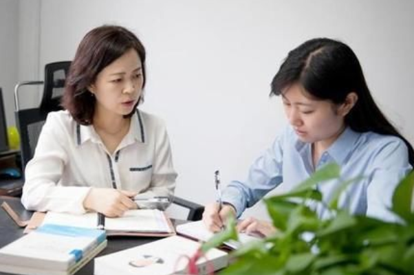 2022年官方通知，老师收入要与公务员持平，老师涨工资不再是空谈