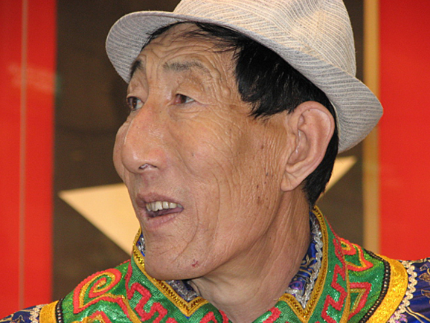 中国2.48米"女巨人":一顿吃2斤饭,鞋60码,遗体至今保留完整