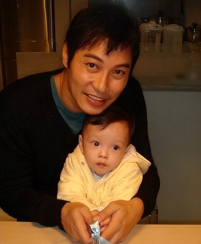 谭耀文老婆Fiona，嫁演员恩爱18年，婚后儿女双全，幸福不已