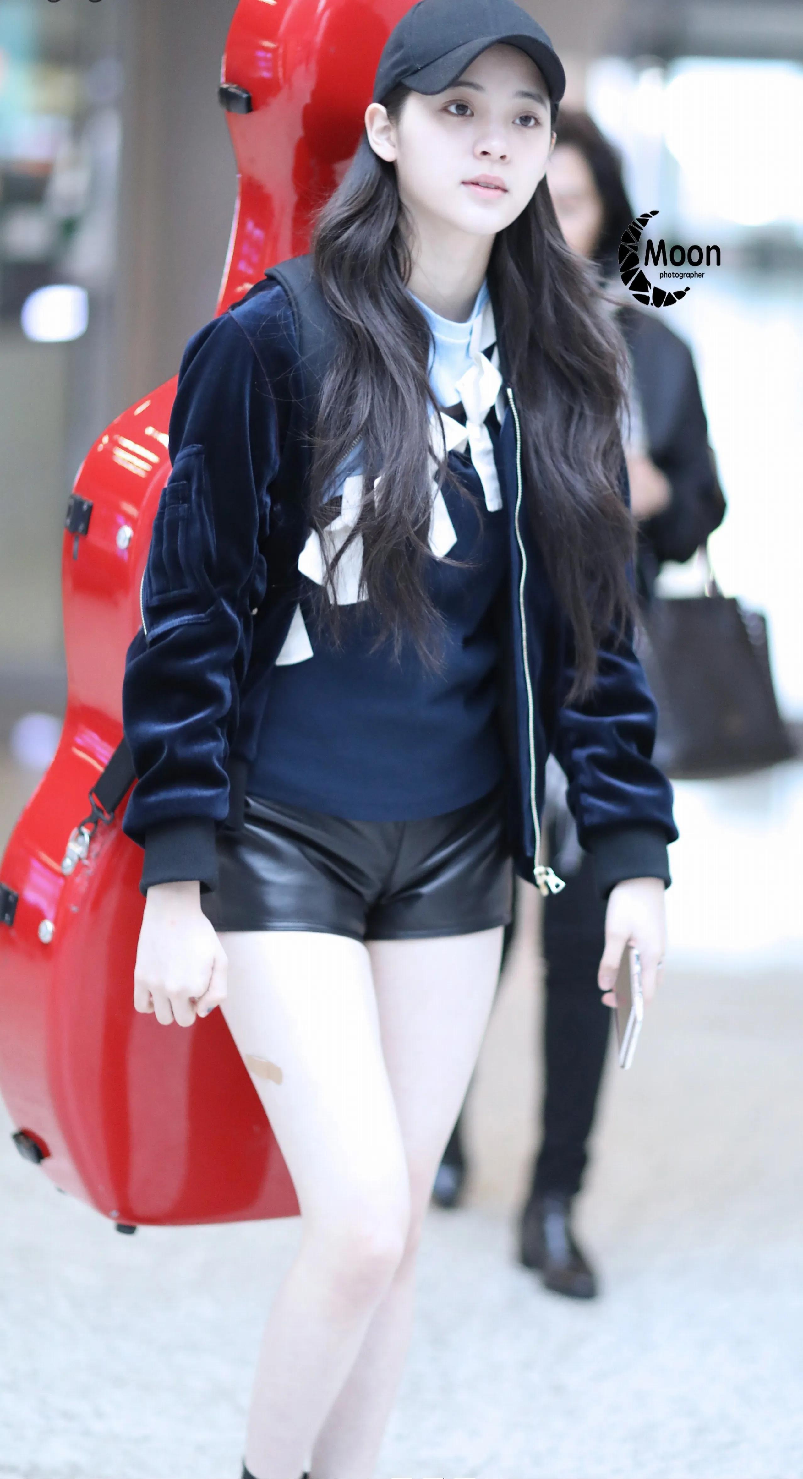 欧阳娜娜身穿黑色外套皮短裤，一身黑色look酷感十足