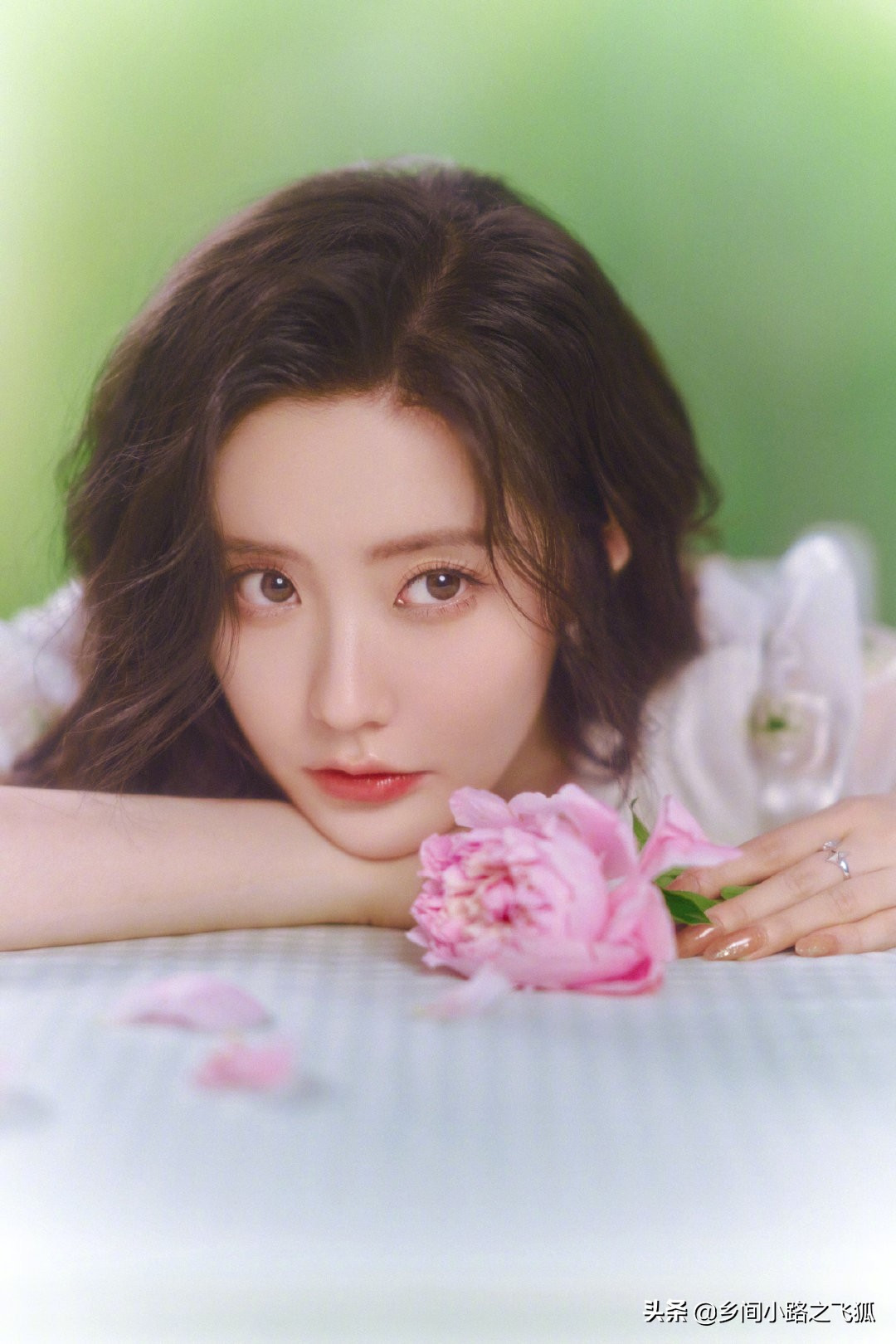 王艺瑾 新歌《喜欢你》MV甜度超标，唯美梦幻芍药花海衬托歌曲浪漫​​​