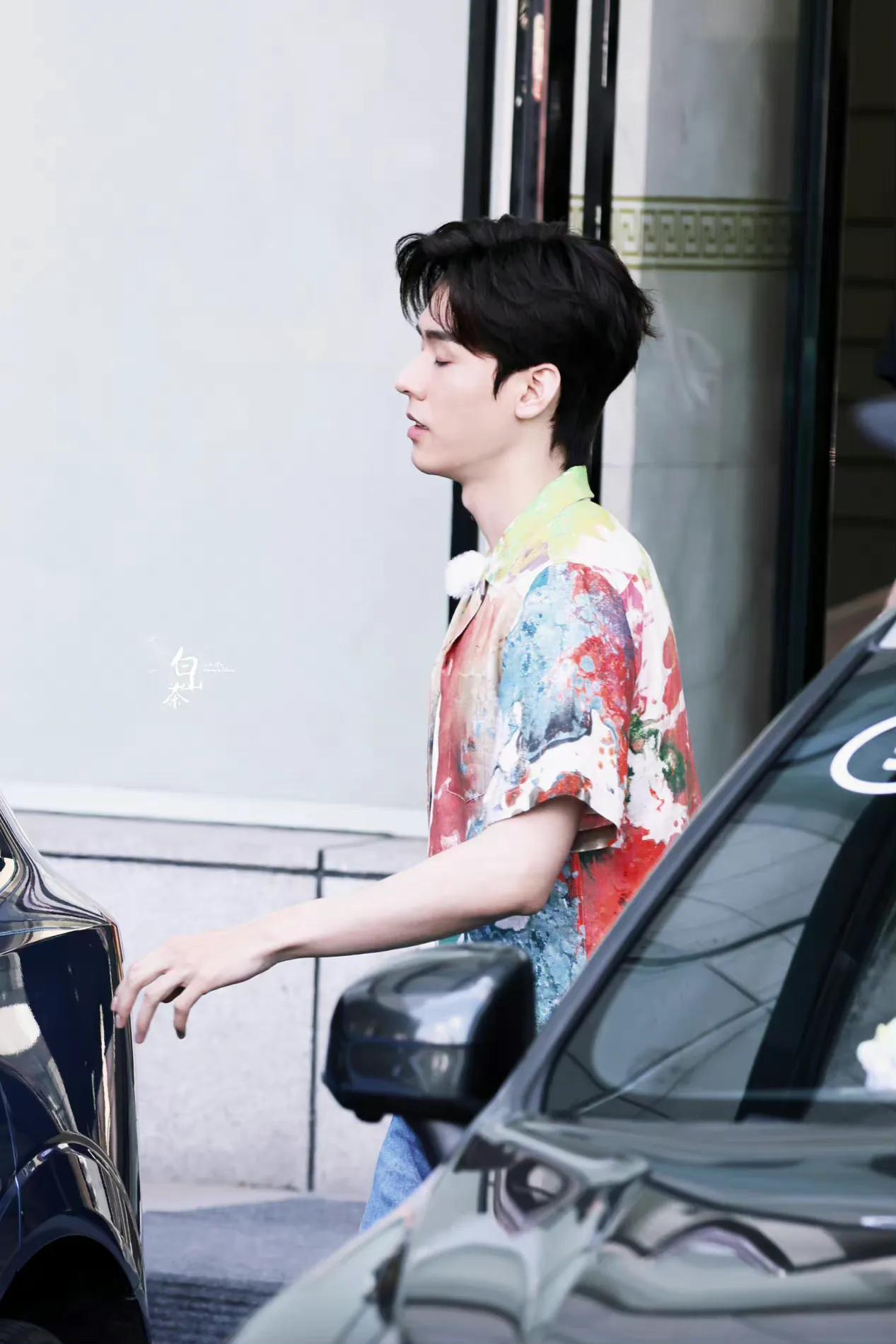 综艺《极限挑战》横店路透中帅气的龚俊