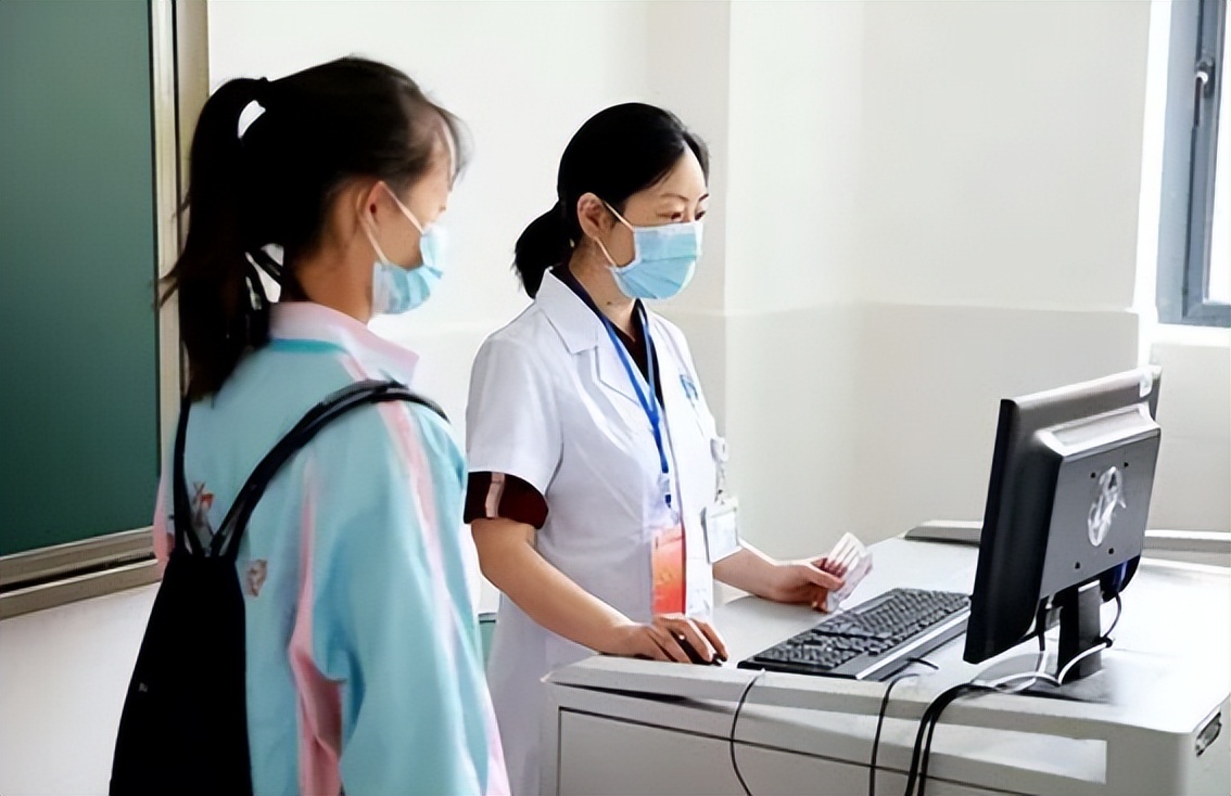 高考体检真的要“一丝不挂”吗？关键看这3点要求，学生：羞涩