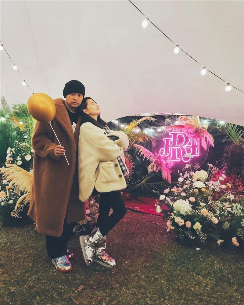 周杰伦全家出游，助理检查路人手机禁止拍照，网友建议当事人报警