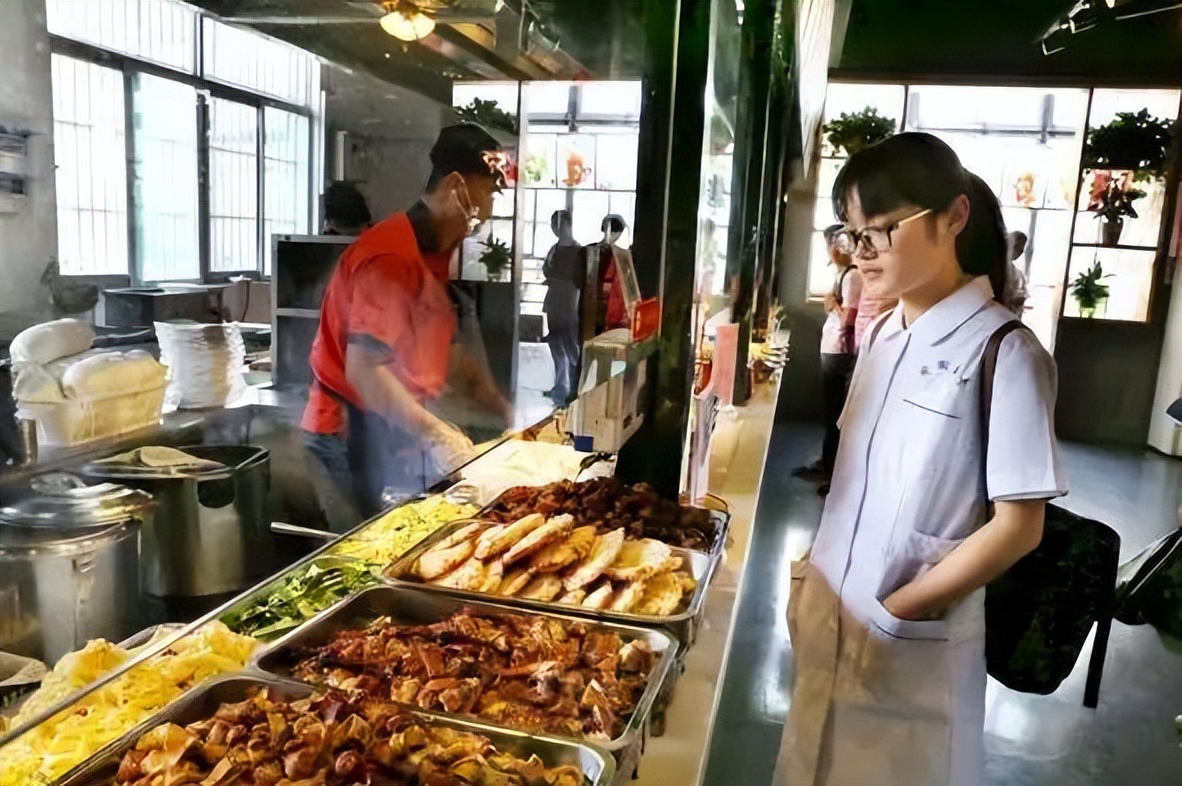 “第九大菜系”重现大学食堂，学生有苦难言，多希望阿姨抖两下
