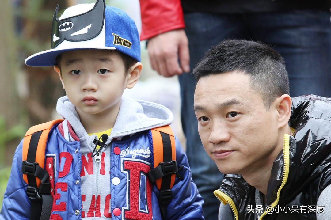 杨威晒照片，哇，小萌娃长成帅哥了！杨阳洋对双胞胎妹妹，特别好