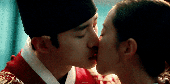 2022精彩韩剧吻戏，《衣袖》霸气掐脖吻，《那年的我们》又美又甜