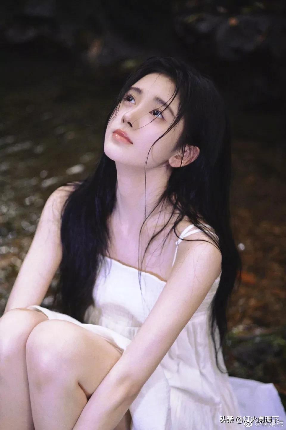 鞠婧祎夏日写真 白色吊带裙清爽可人