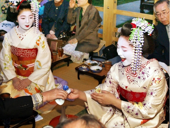 日本疫情让大批女性失业，为了生存，只能去风俗店上班