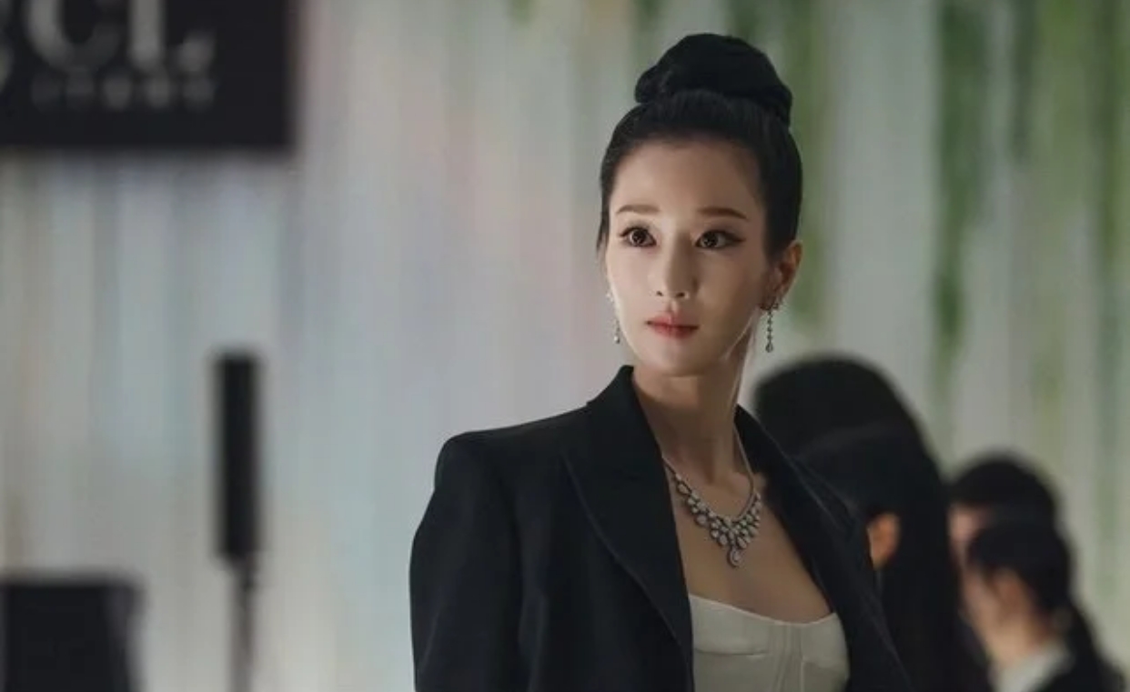 脸比手小,穿百万衣服勒出46cm寸腰!"疯批美人"徐睿知又惊艳了