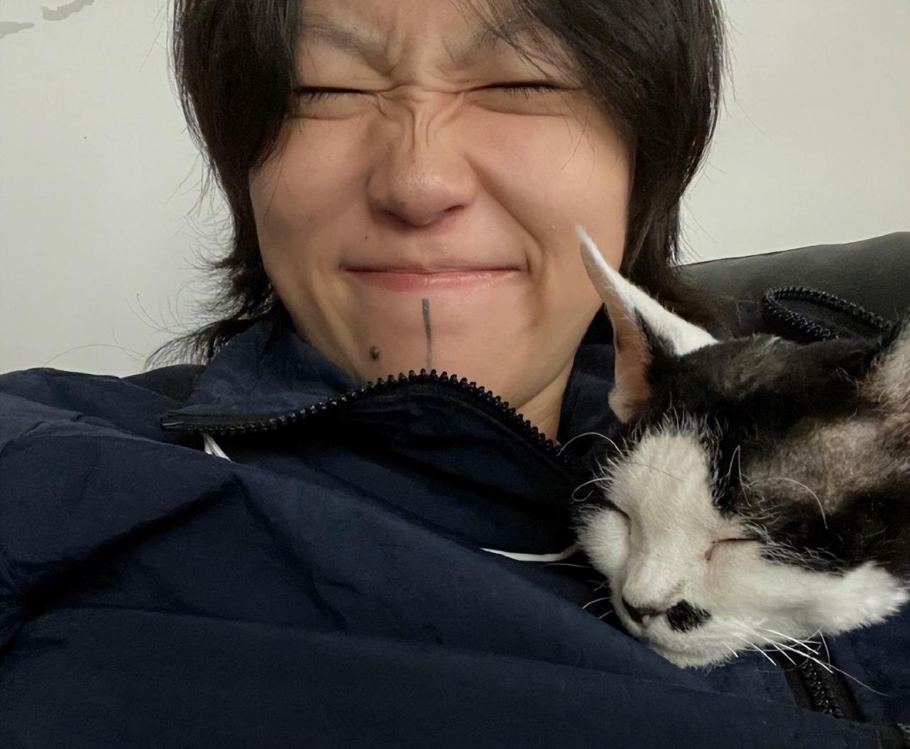 王菲大女儿近照曝光，25岁窦靖童晒怼脸自拍，造型随性超接地气