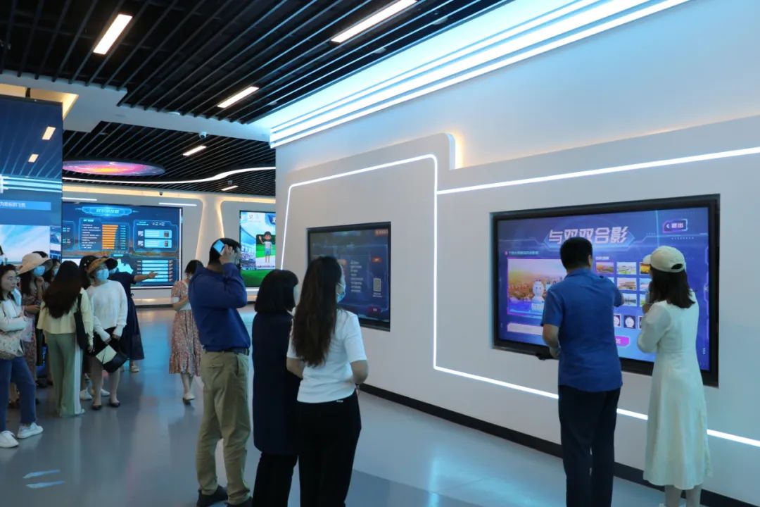 双流区实验小学外国语学校全体教师受邀到区融媒体中心参观学习