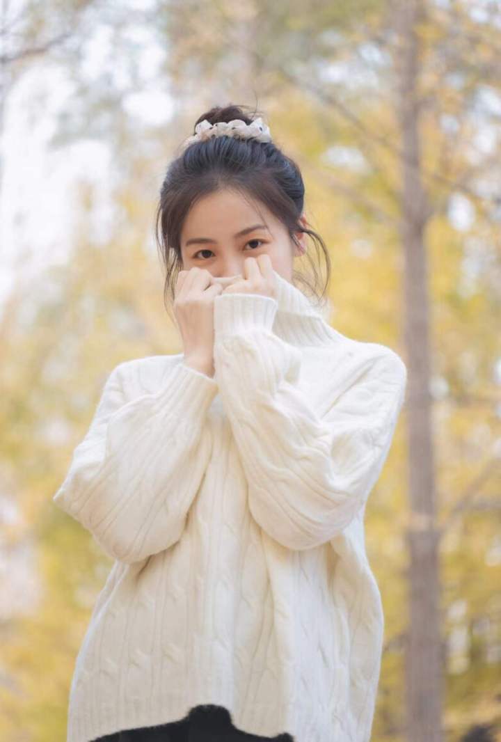 拍照顯臉小的方法，都很簡單易學(xué)，給女朋友拍照一定要學(xué)會