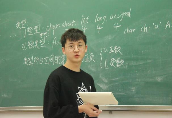 禁止男女肢体接触？陕西一高校新校规火了，学生吐槽想谈恋爱太难