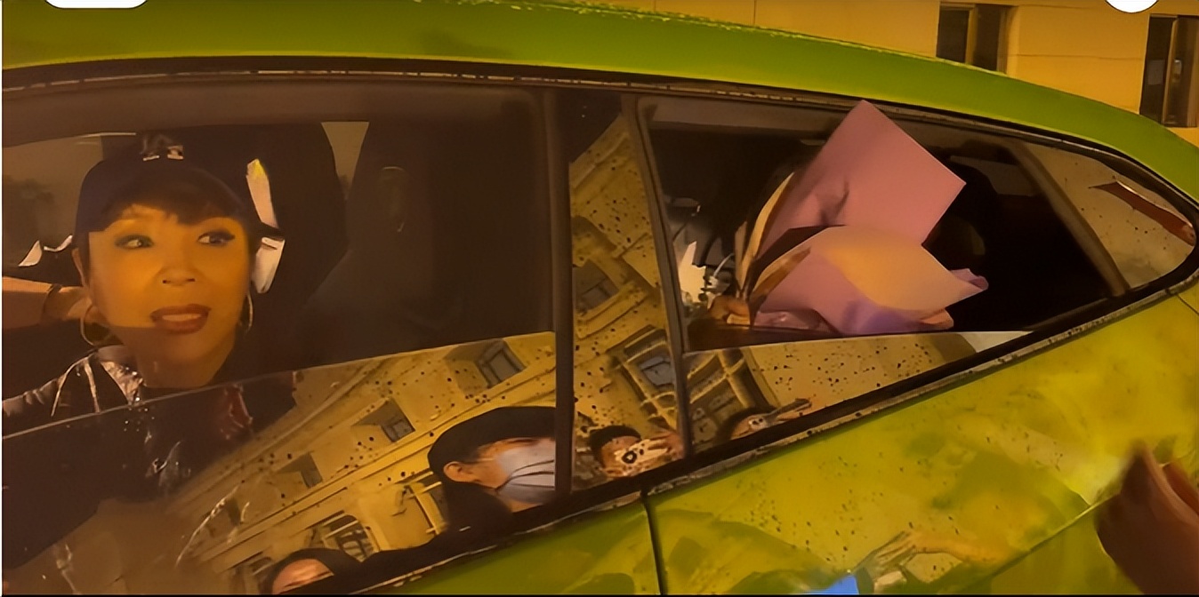 老戏骨吴刚坐兰博基尼下班被网友吐槽“膨胀了”