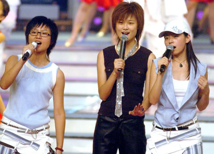 张靓颖还有男友帮助,李宇春靠着自己一路火热,周笔畅最终以第二名成绩