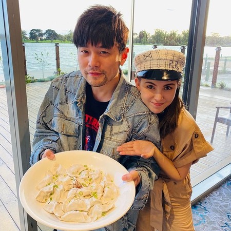 周杰伦晒昆凌孕照官宣第三胎喜讯，去年11月昆凌曾因孕期不适晕倒