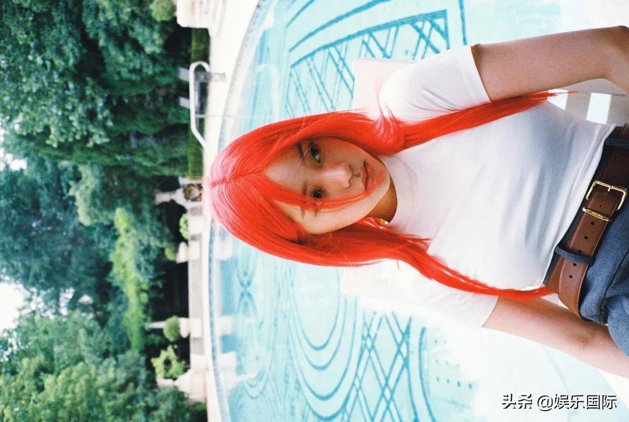 欧阳娜娜杂志花絮照释出 超个性红发好吸睛