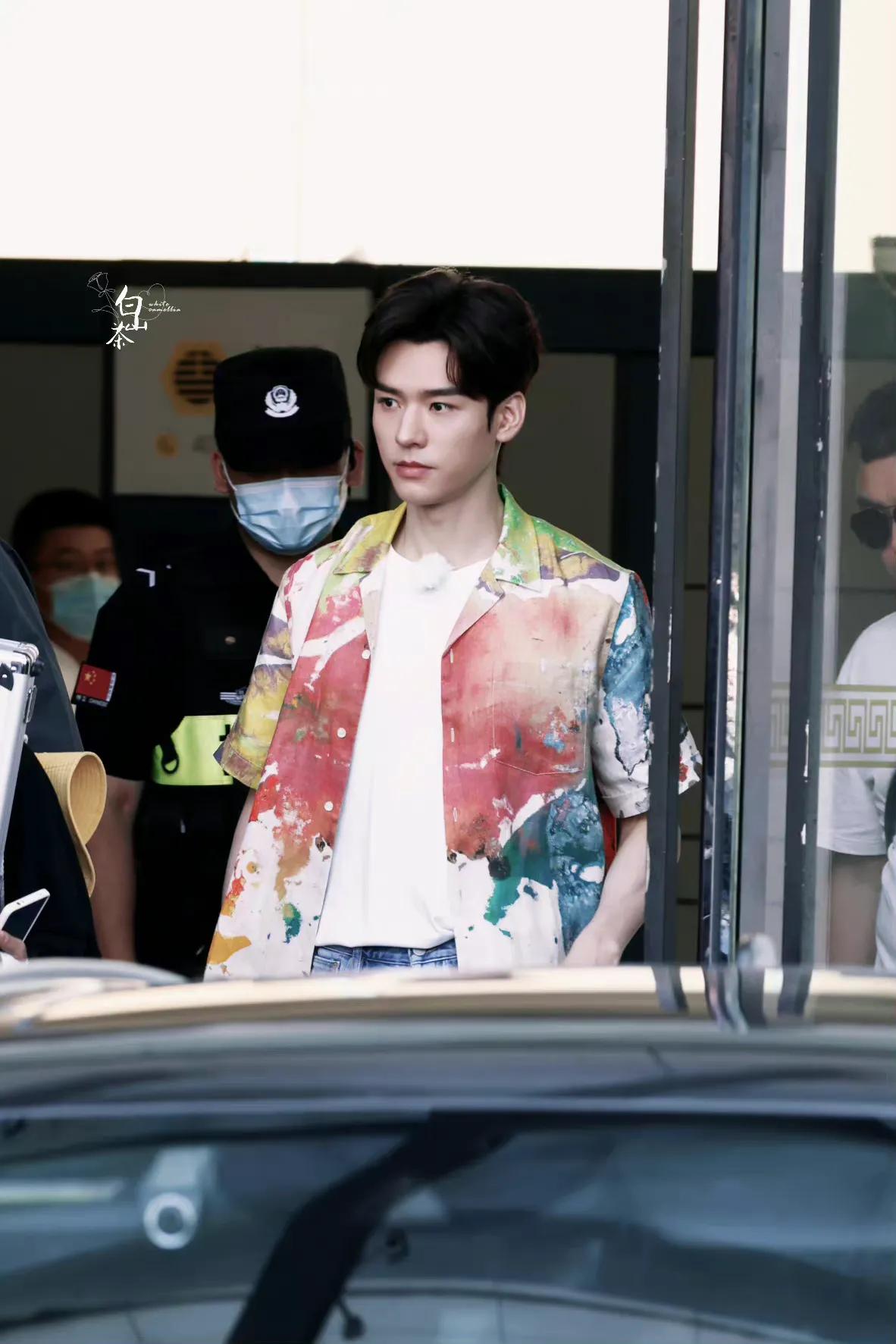 综艺《极限挑战》横店路透中帅气的龚俊