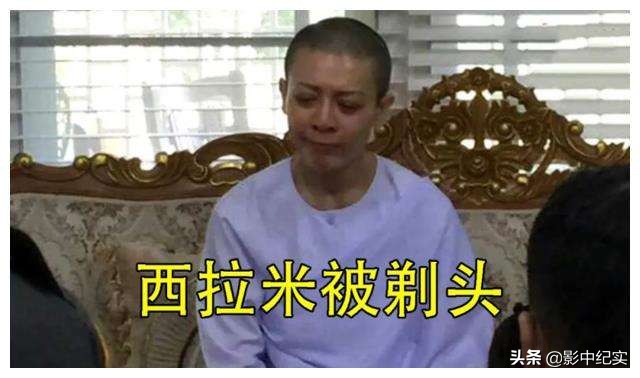 2014年泰国最美王妃，被曝出裸体趴在地上给狗喂食，身旁多人围观