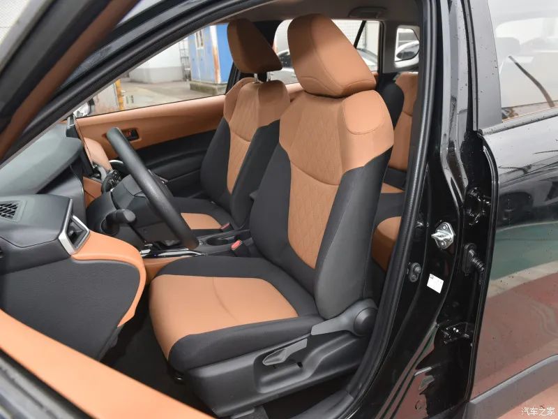 卡罗拉锐放：2.0L、最低配都有主动刹车、车道保持，这车才十多万