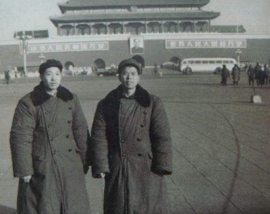 军大衣发明100多年，曾在中国风靡一时，为啥07年又被我军淘汰？
