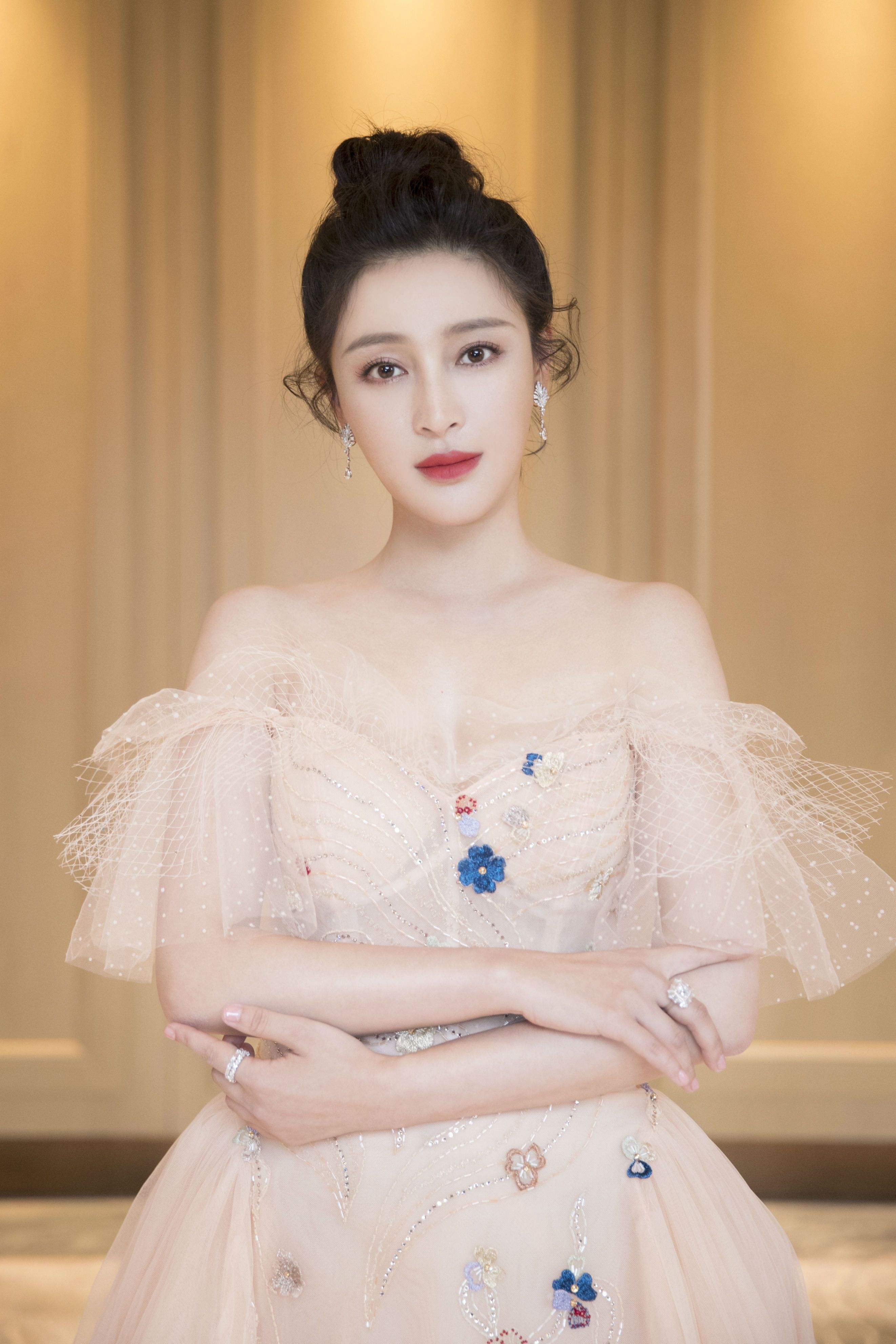 过气女明星窘况：街头卖唱、破产、卑微求工作，风光不再