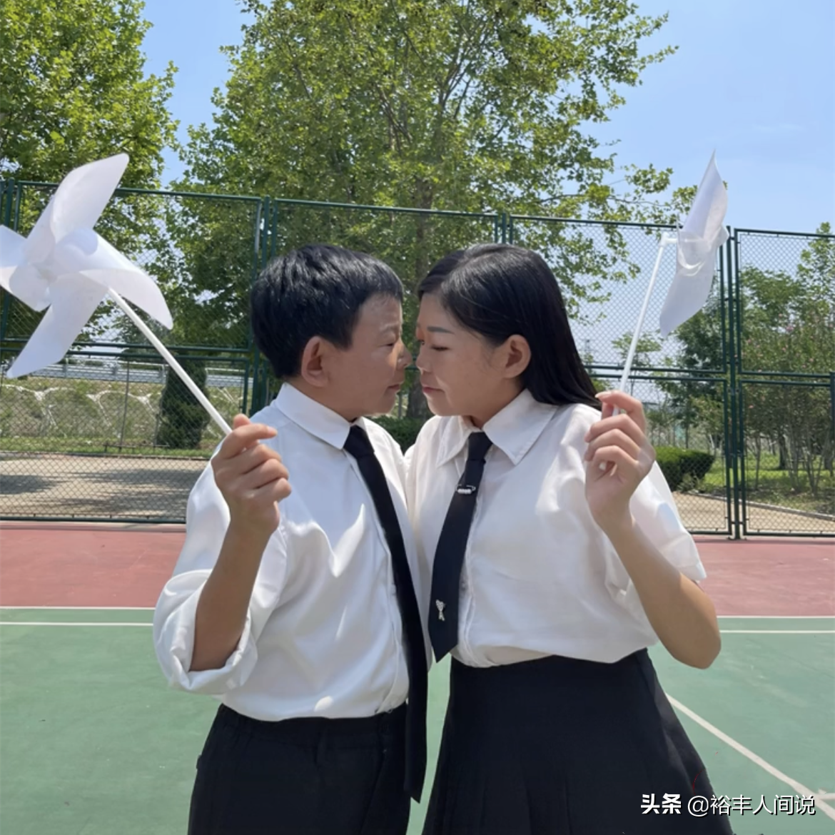 恭喜！44岁1.3米的放羊娃龙哥官宣结婚，妻子娇小可爱非常般配