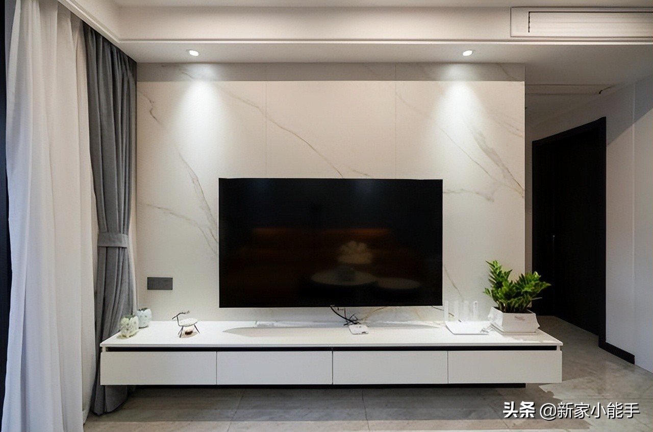 辛苦三个月完工，装修花了20万，色彩搭配漂亮，无主灯设计是亮点